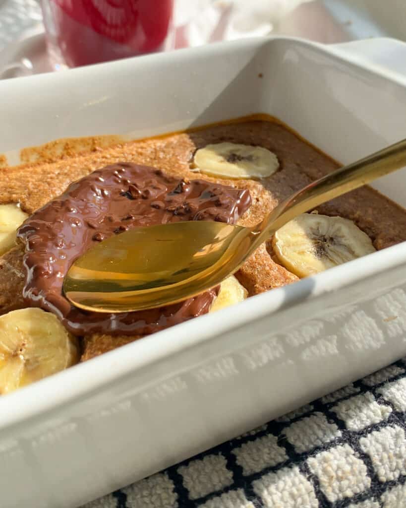 Gingerbread baked oats with chocolate 