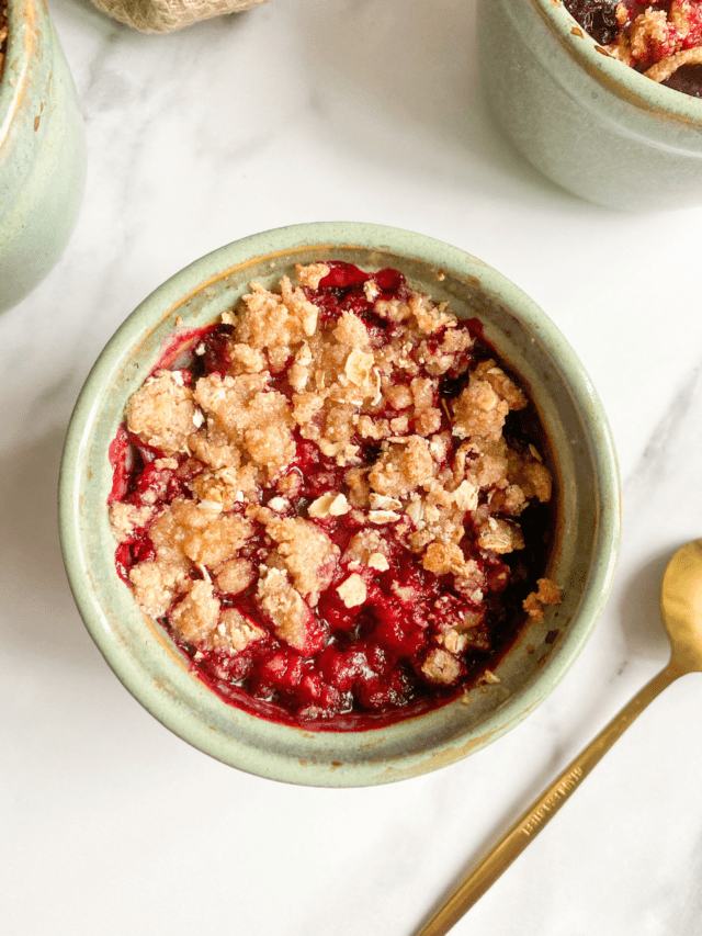 low calorie berry crumble dessert