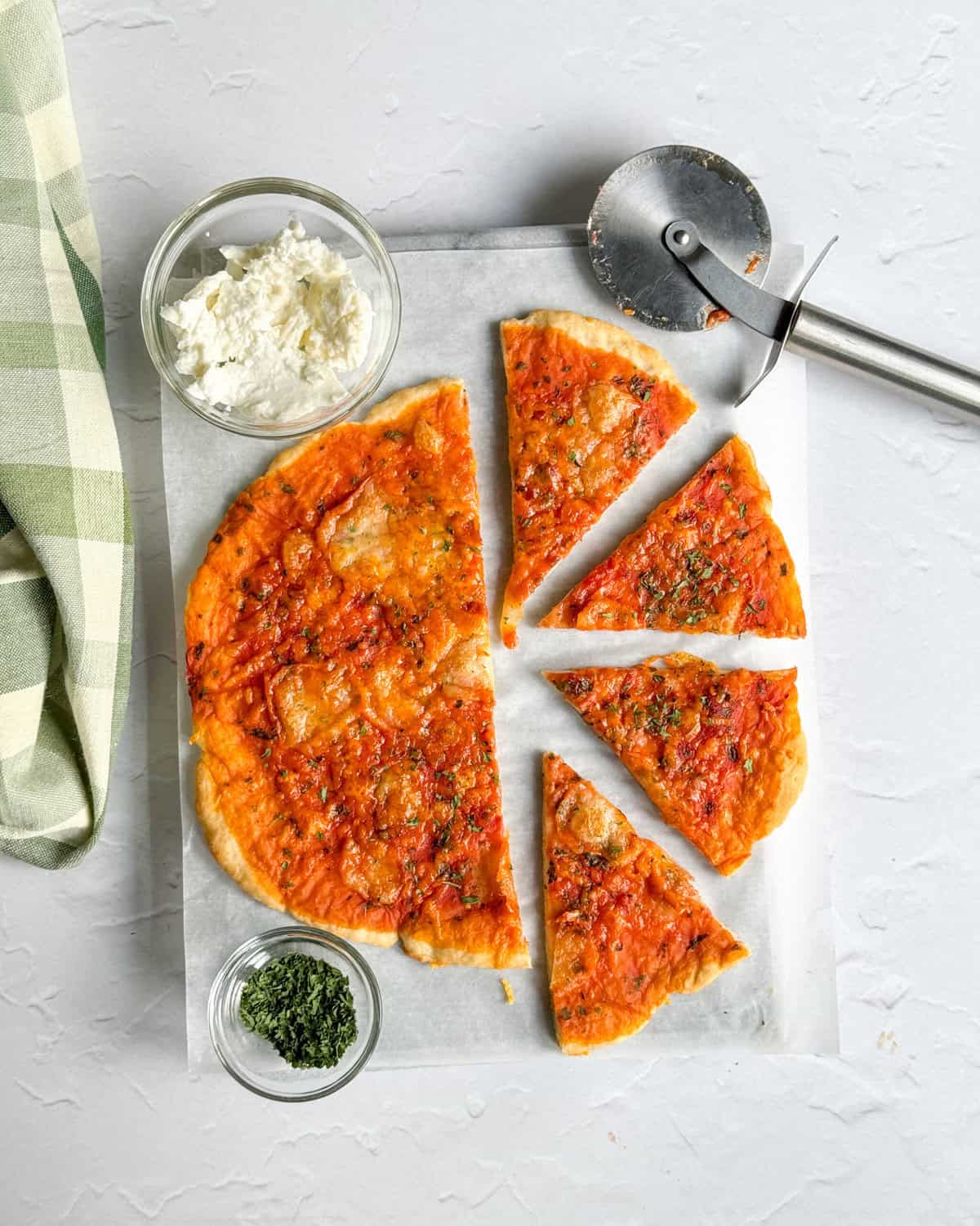 low calorie cheese & tomato pizza